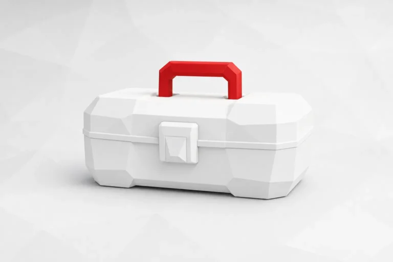 Caja de herramientas blanca y facetada, con el cierre en el frente y solo el asa de arriba en rojo