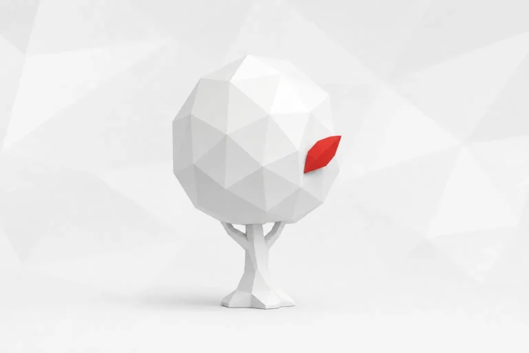 Árbol blanco facetado de copa redonda, con una sola hoja roja en un lado