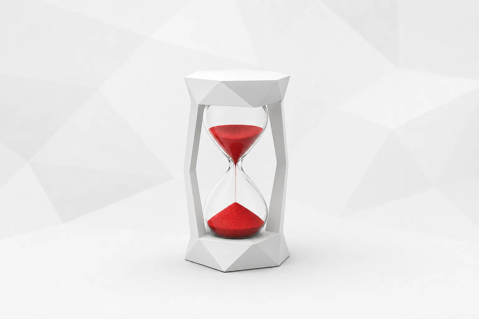 Reloj de arena con arena roja cayendo y estructura blanca facetada sobre un fondo gris claro de formas geométricas